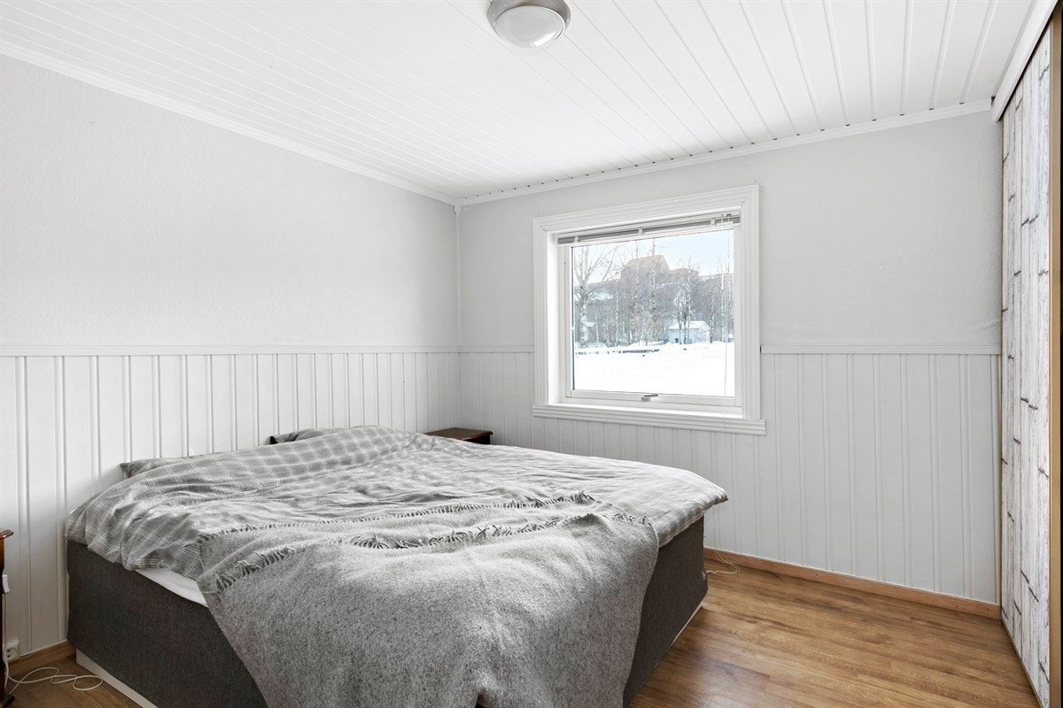 Det største soverommet har stor skyvedørsgarderobe Galleribilde