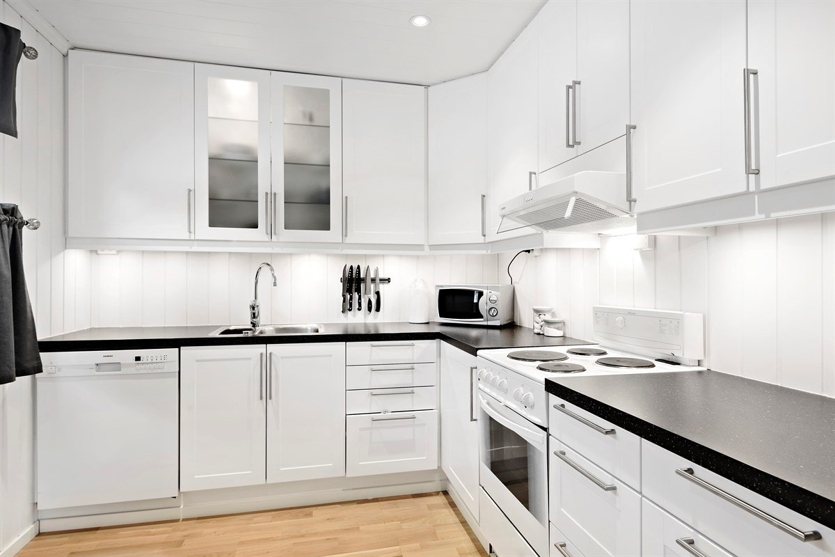 Kjokken med profilerte fronter og takhøge skap. Galleribilde