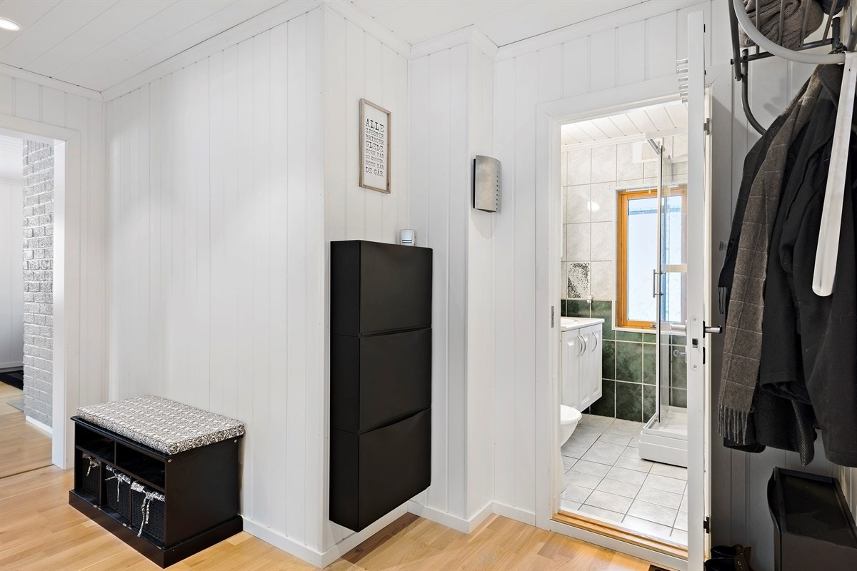 Gangen har parkett på gulv, malt mdf på vegger og tak, spotbelysning m/led i tak Galleribilde