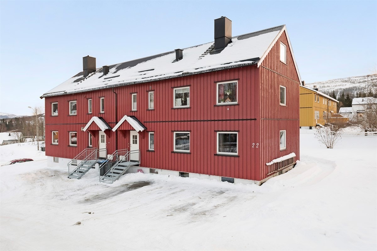 Revelmyra 22 B - Fasade inngang og gårdsplass for parkering Galleribilde