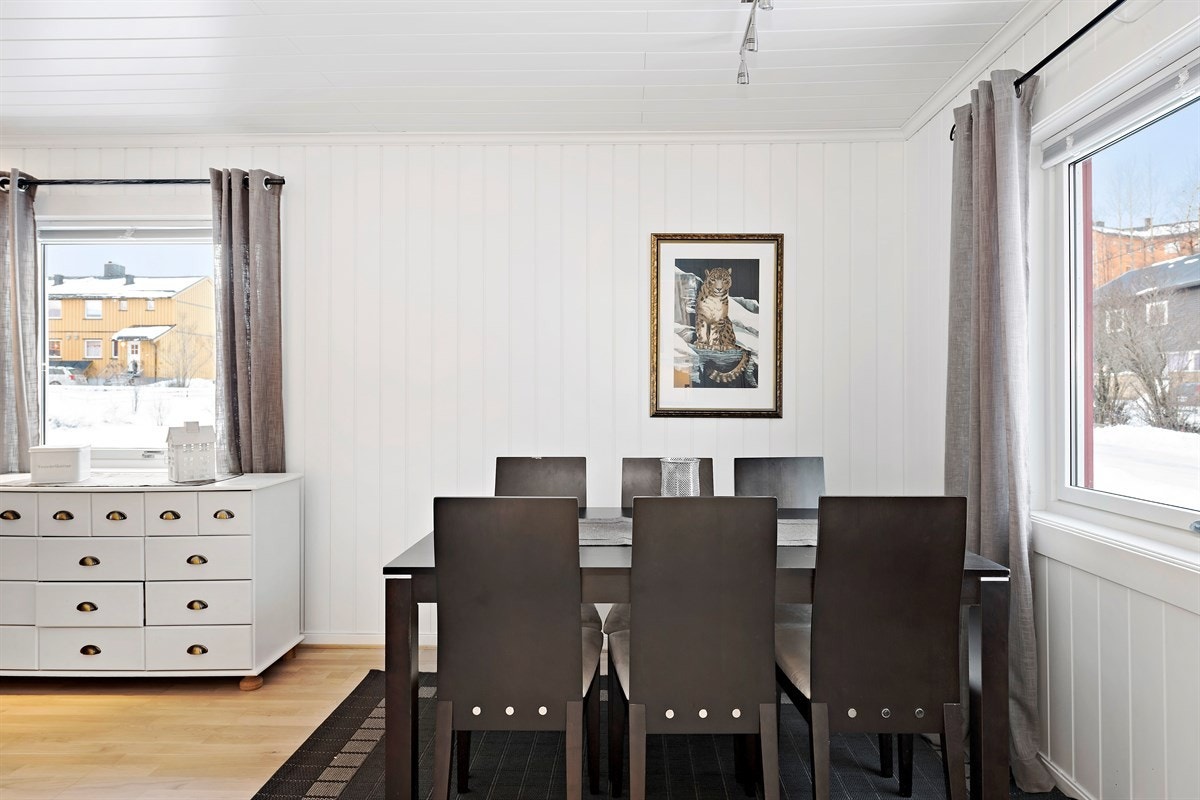 God plass til spisestue utenfor kjøkkenet Galleribilde