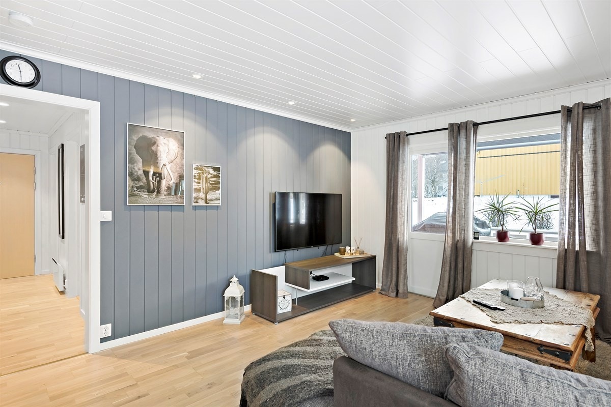 Vegger og tak i stue med malt mdf-plater. Spotter i tak med ledlys. Galleribilde