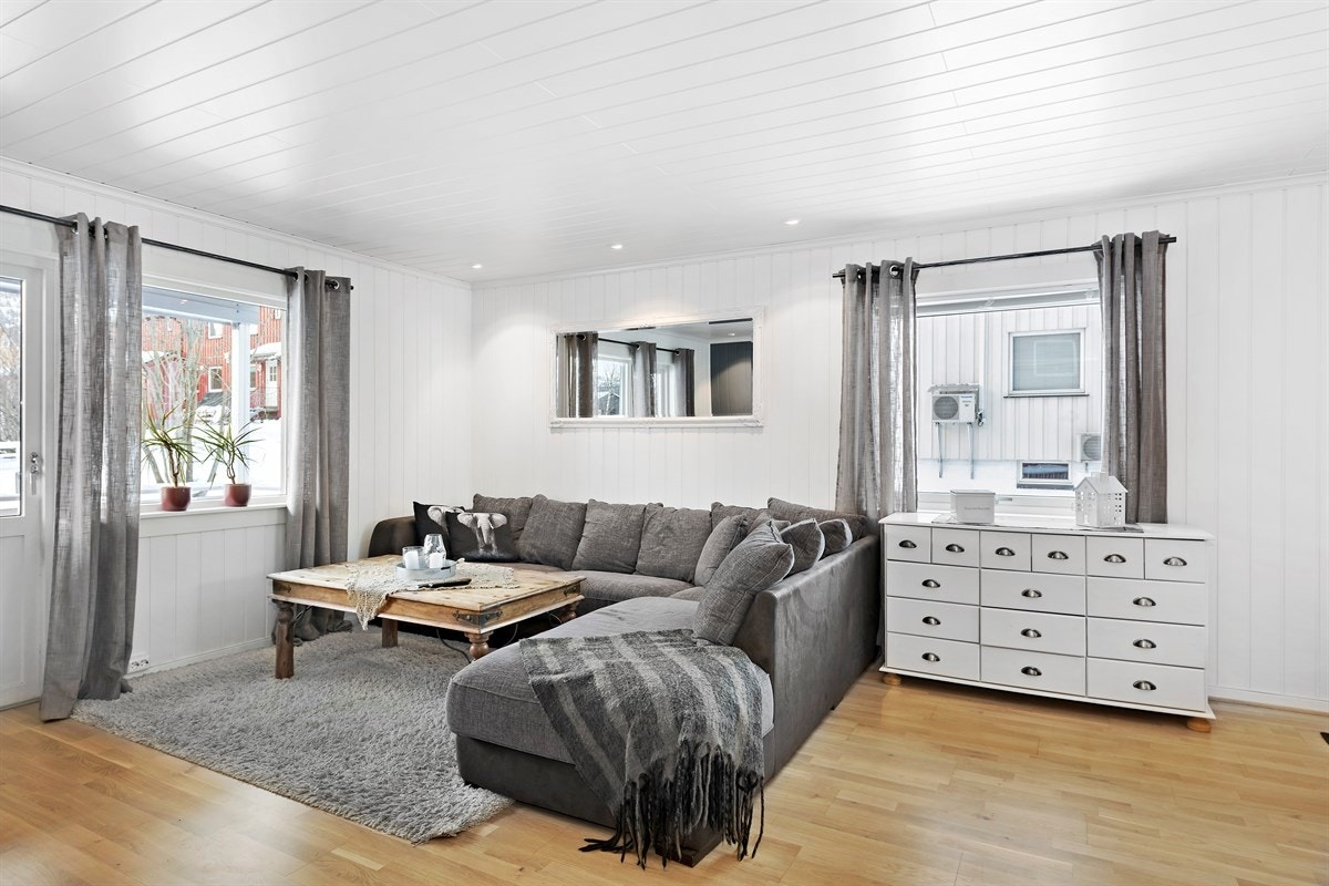 Stuen har parkett på gulv Galleribilde