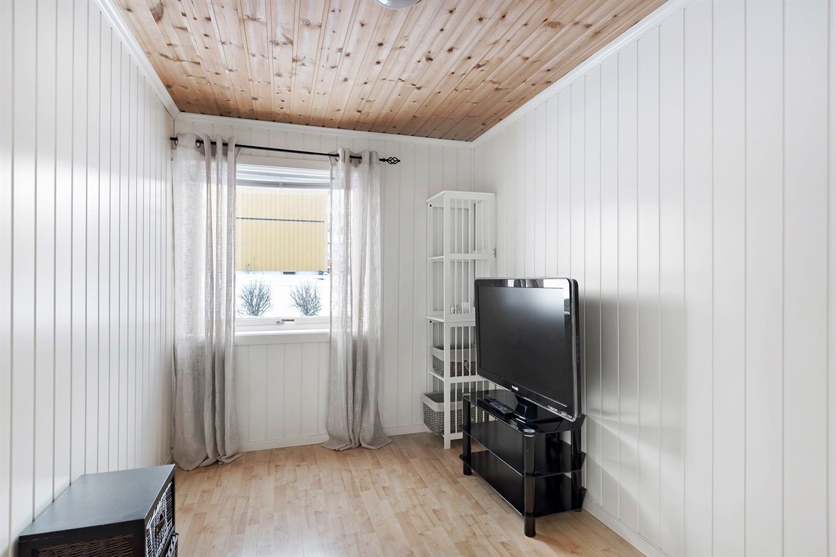 Soverom 2 har et plassbygd skap Galleribilde