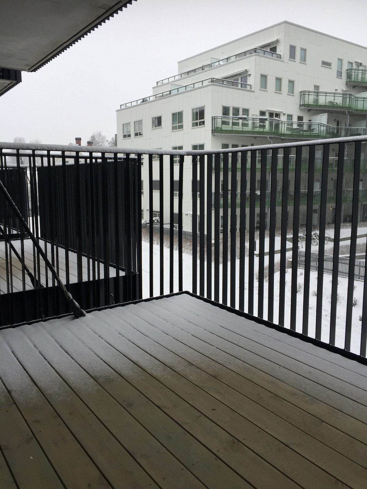 Stor balkong med el. uttak for elektrisk grill og annet. Galleribilde