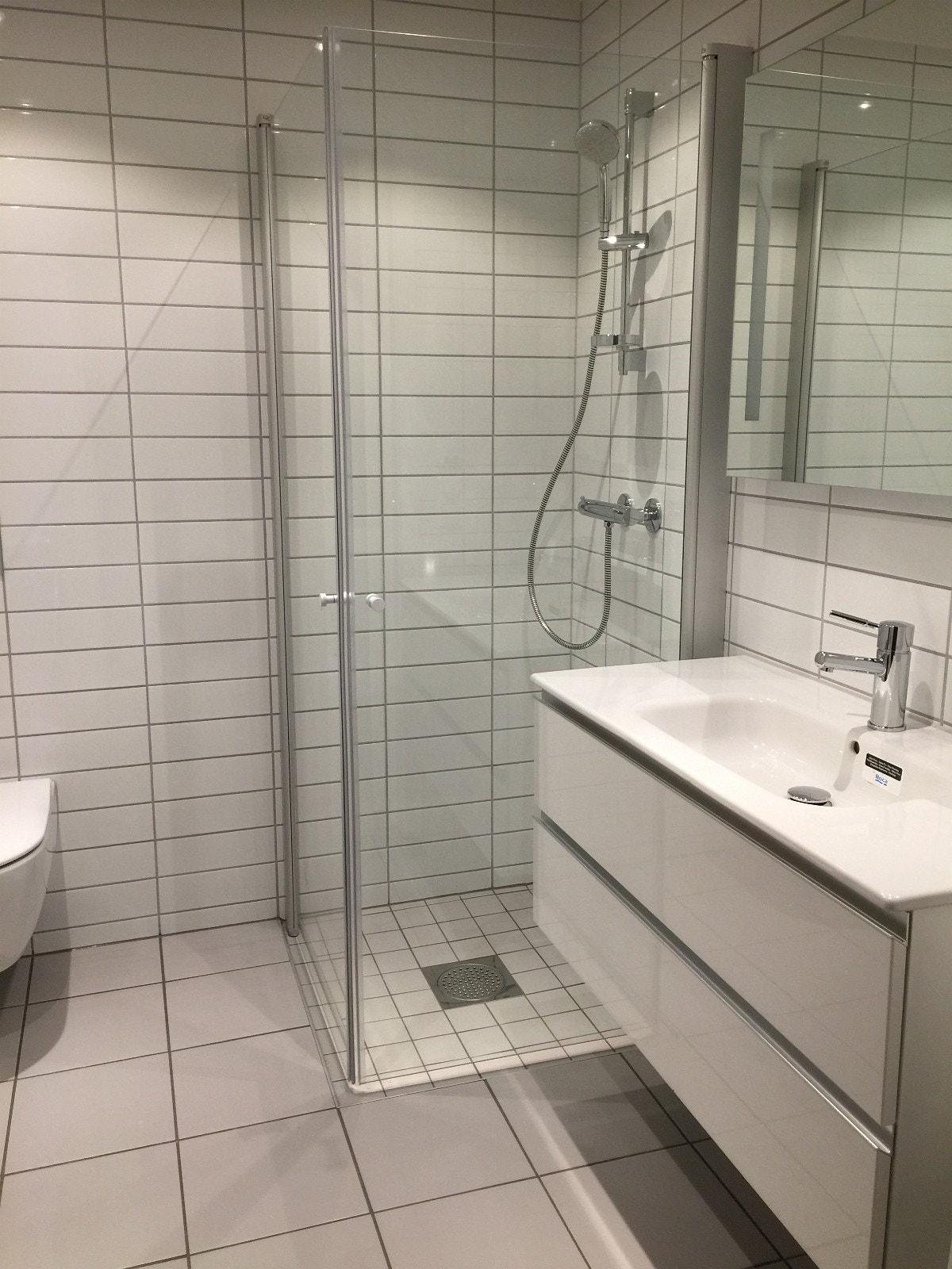 Dusj-hjørne og bred vask Galleribilde