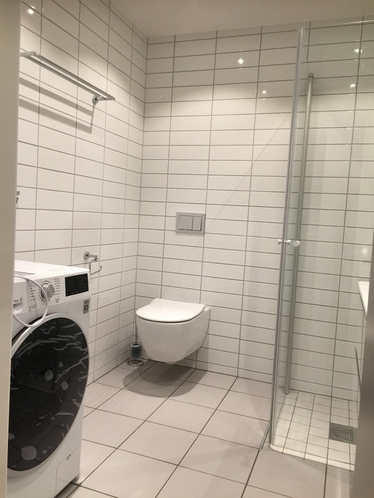Bad med ny tørk-/vaskemaskin Galleribilde