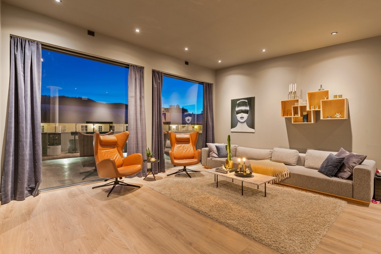 Store vindusflater gir deg ekstra godt med naturlig lysinnslipp, og en lys og hyggelig bolig du kan nyte til det fulle Galleribilde