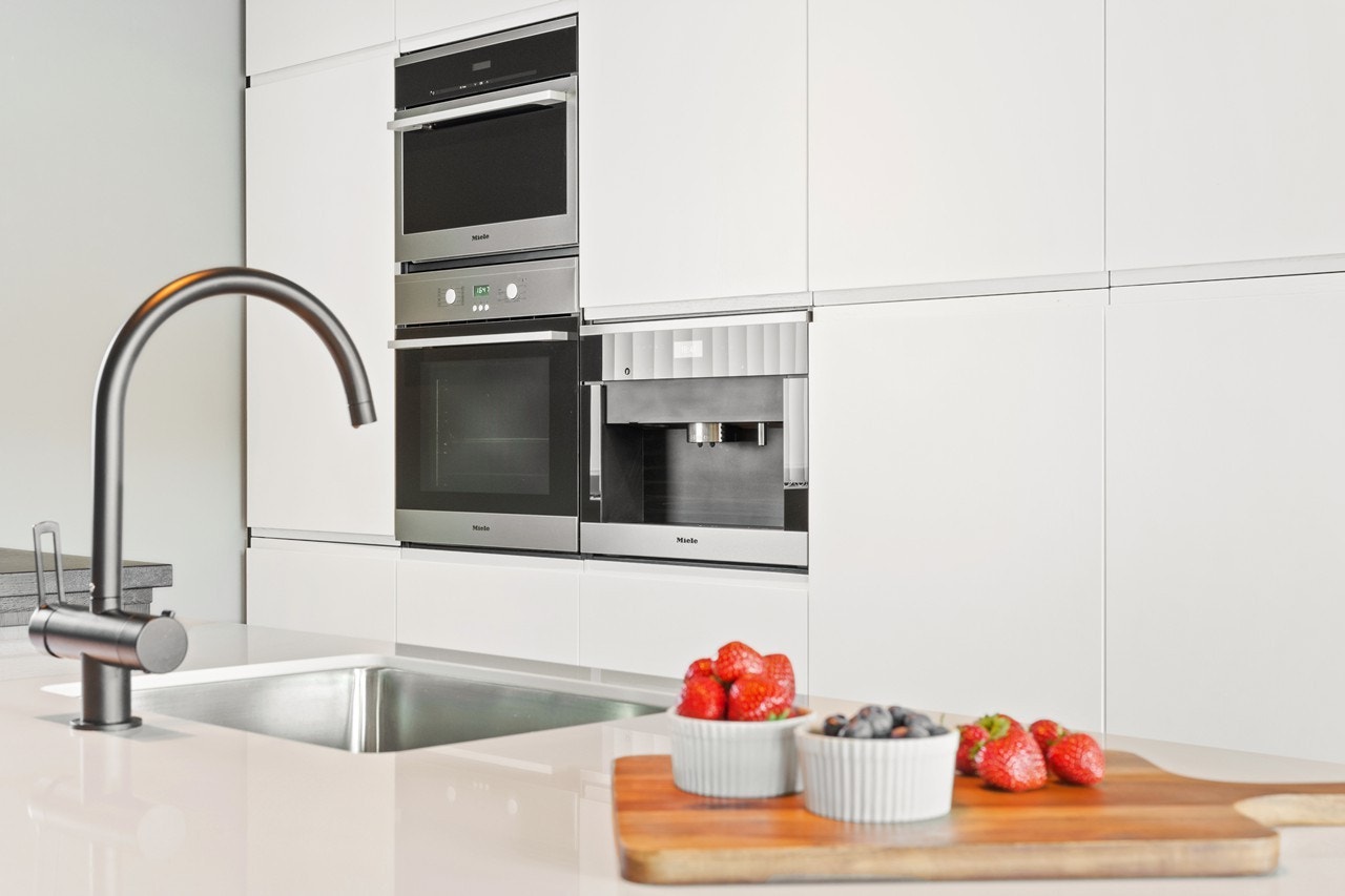 Kjøkkenet har integrerte Miele hvitevarer av høy kvalitet; komfyr, oppvaskmaskin, kjøleskap og platetopp, samt ekstra utstyrt med integrert dampovn, kaffemaskin og vinskap Galleribilde