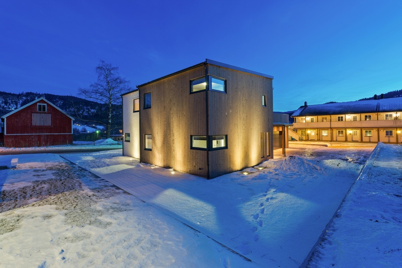 Downlights slår seg automatisk på rundt alle vegger (50 cm fra gulvet) når garasjeporten blir aktivert. Galleribilde