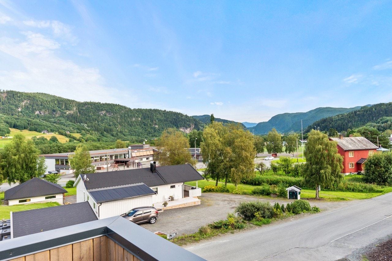 Fra terrassen kan du følge med barna helt til de går inn skoledøra, når de endelig får den store oppgaven med å gå "helt" til skolen alene Galleribilde