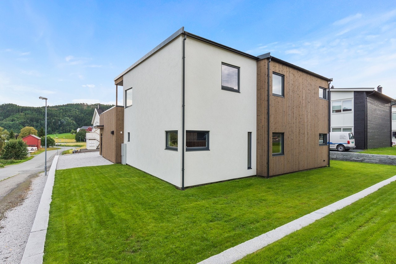 3 av veggene utvendig er av merket STO. Dette er en selvrensende og vedlikeholdsfri murpuss. Galleribilde