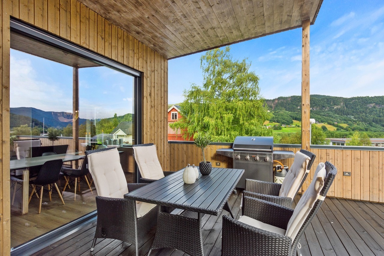 Vakre Hovin ligger i Melhus kommune, og består av et variert landskap med både jordbruksområder og skoger. Galleribilde