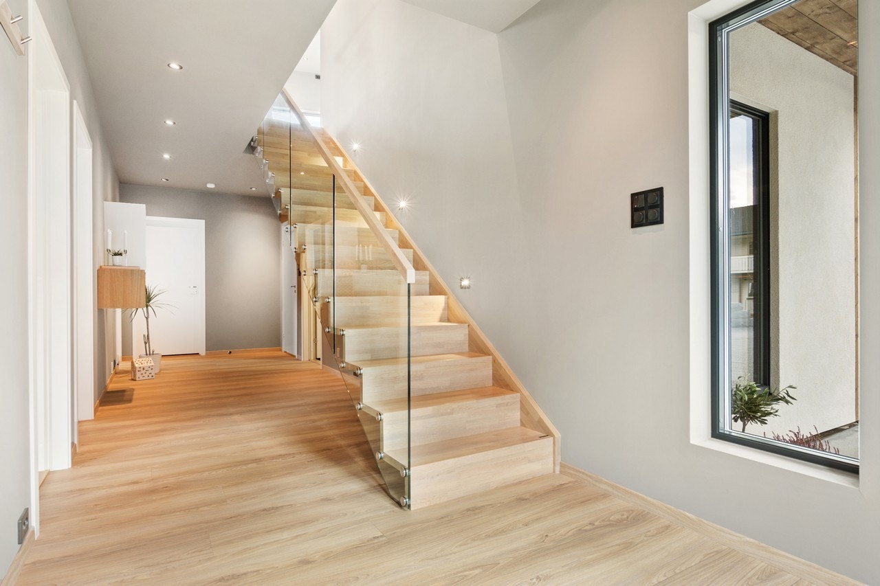 Del lekre vangefrie trappa har glassrekkverk fra Escalia. Integrerte lys i trappa som kan brukes som nattlys. Galleribilde