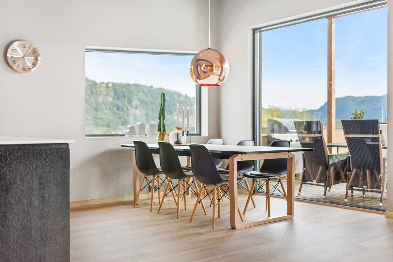 God plass til en stor spisestue, der delikate måltider kan nytes for hele familien Galleribilde