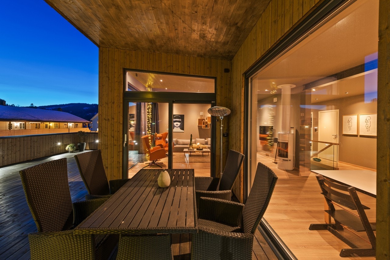 Verandaen er delvis takoverbygd til dager med nedbør, og har integrert belysning for en behagelig stemning Galleribilde