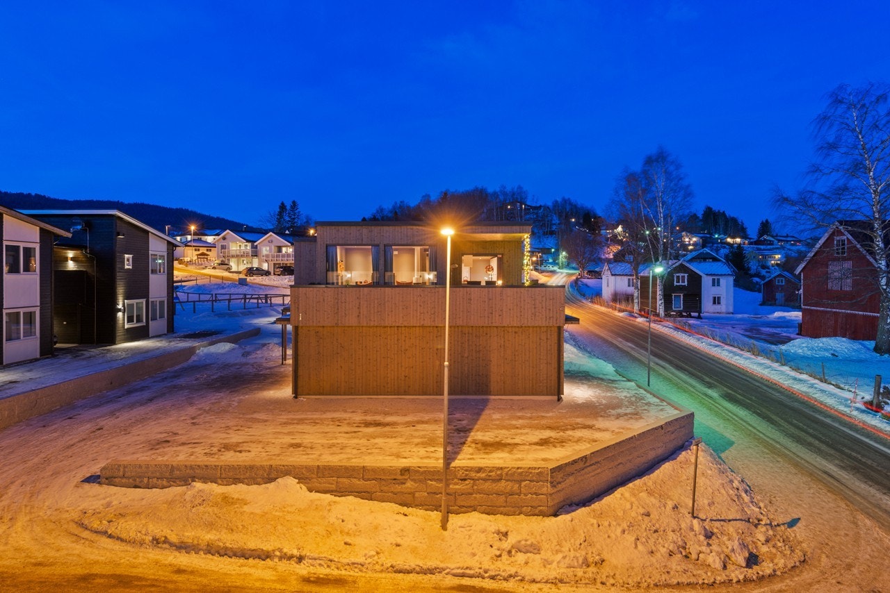 Dette er en særegen og nydelig funkisbolig som du legger merker til når du passerer - meget påkostet eiendom både innvendig og utvendig Galleribilde