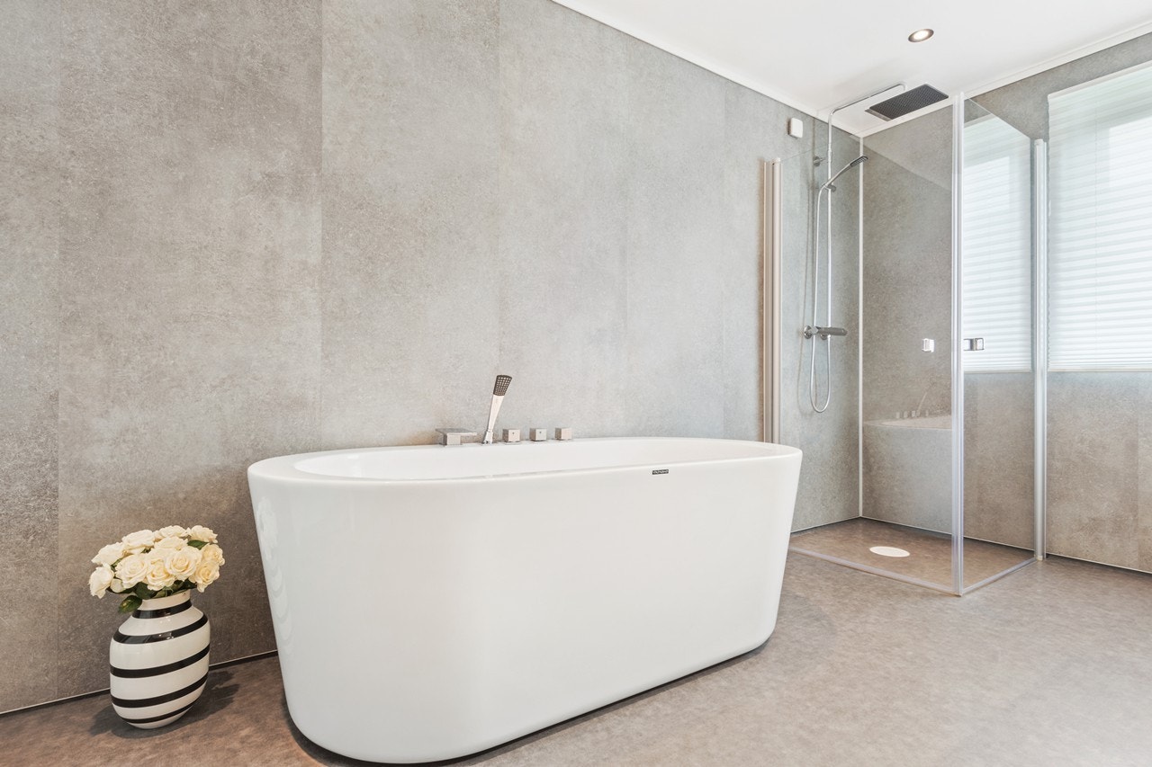 Då får takdusj og dobbeltvask på begge badene Galleribilde