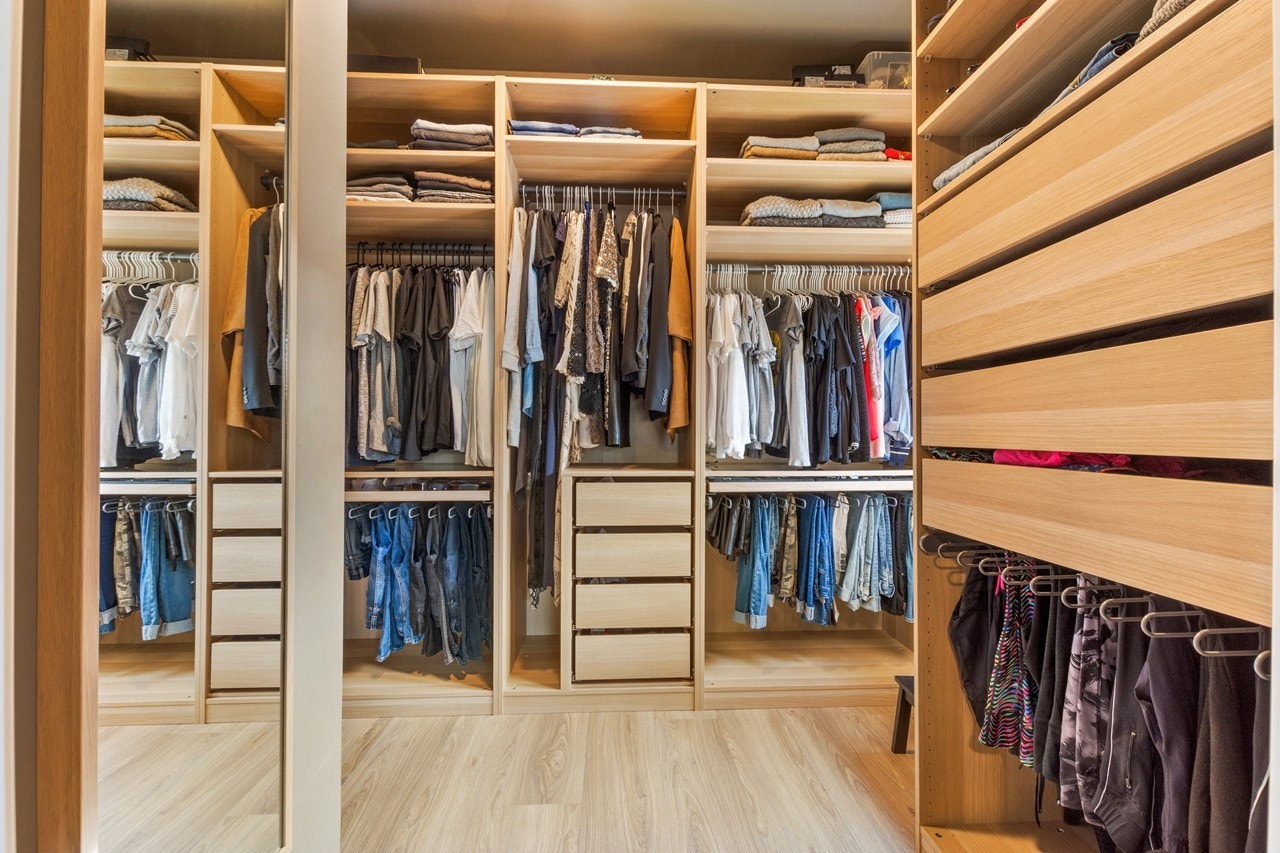 I tilknytning til master soverom finner du en egen praktisk walk-in garderobe Galleribilde