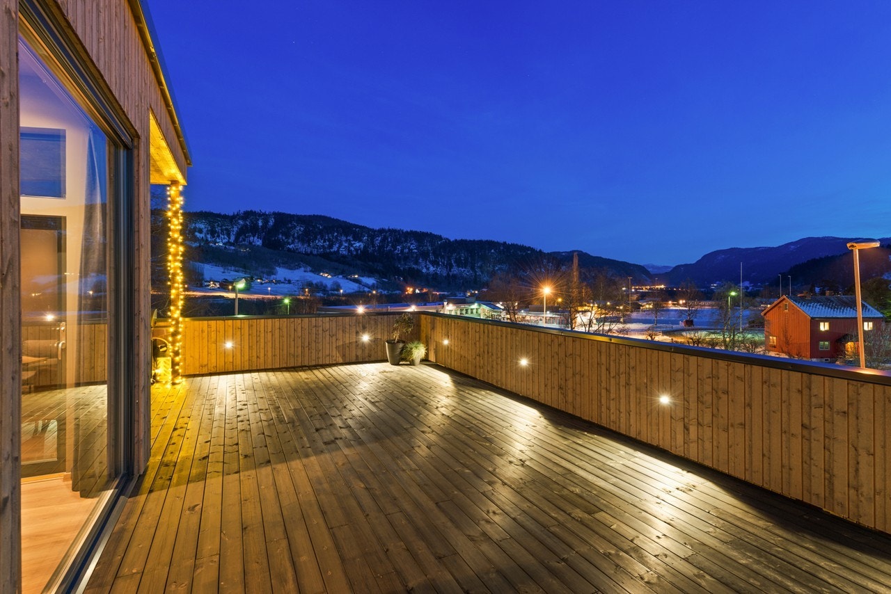 Flott utsikt fra terrassen oppover dalen, og mot Hovin sentrum med skole, barnehage, butikk, fotballbanen etc. Mye utsyn - lite innsyn Galleribilde