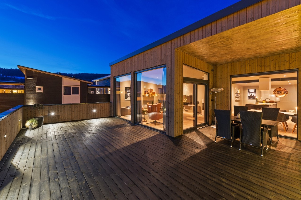 Huset er nøye gjennomført og planlagt til den ytterste fingerspiss, og inneholder alt man ønsker og drømmer om i et hus - Velkommen inn! Galleribilde