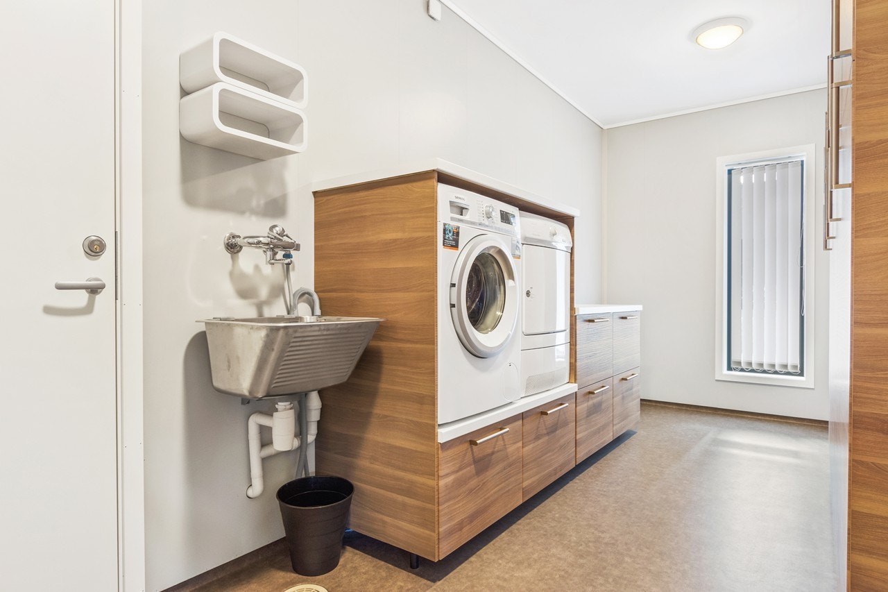 Vaskerommet ligger like innenfor garasjen, slik at man kan gå rett inn med skitne klær uten at det går ut over rensligheten i resten av huset Galleribilde