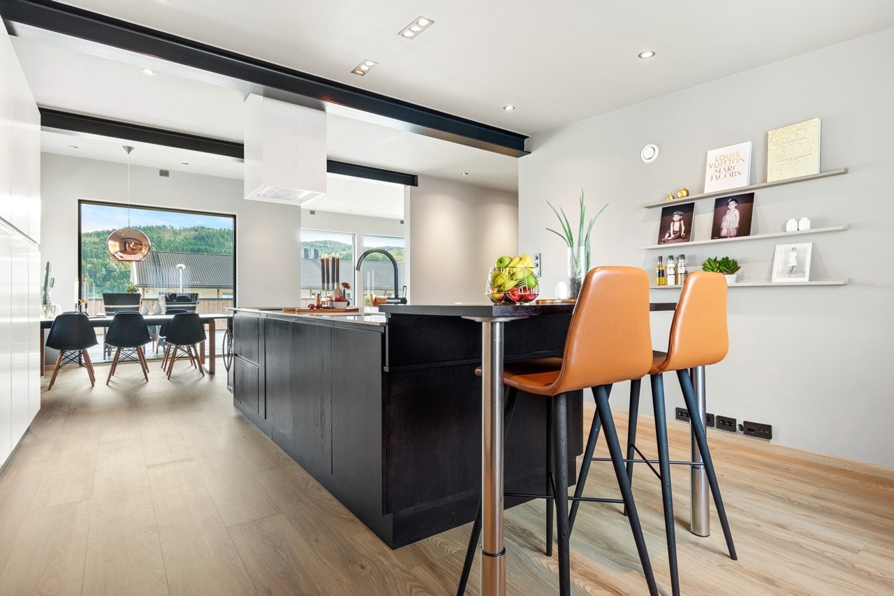 Ventilatoren fra Røroshetta er lakkert i samme farge som på dørene til innredninga. Innebygd, skjult komfyrvakt. Galleribilde