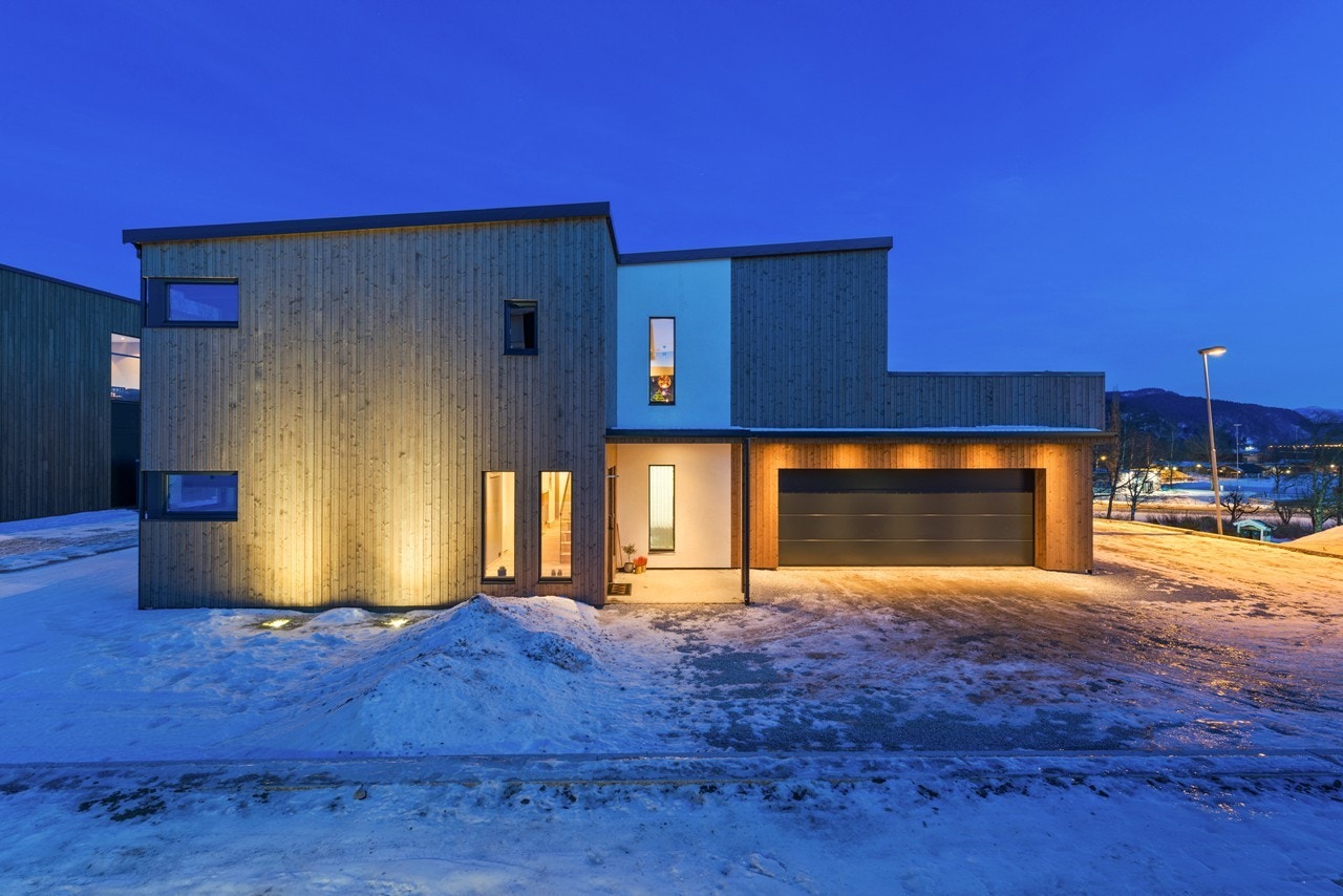 Tomta er pent opparbeidet med plenarealer, stor oppgruset gårdsplass, og en flott, nybygd kinesisk granittmur på ca. 100 m3 som omkranser hele eiendommen Galleribilde