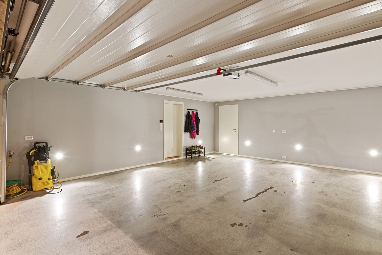 Gulvet i garasjen og ved inngangspartiet er pusset, deretter behandlet med spesial blanksparkel, og til slutt pusset helt blankt. Galleribilde