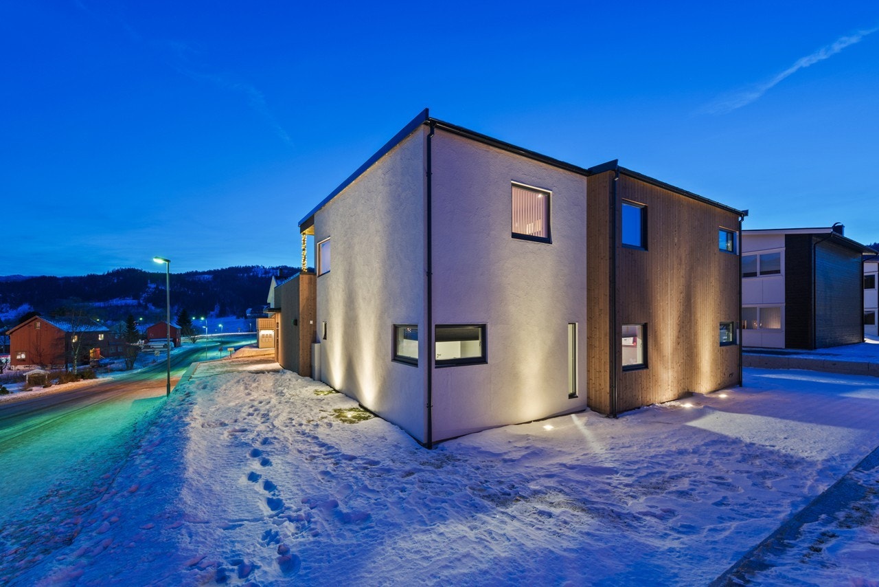 Det er montert nedgravde utelys i bakken rundt huset som styres av astrour. Ingenting er overlatt til tilfeldighetene hverken utvendig eller innvendig på denne eiendommen. Galleribilde