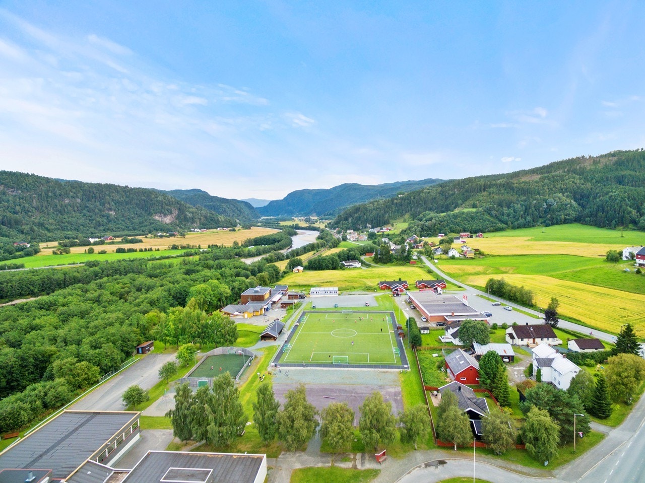 Ved skolen, barnehagen og butikken finner du både ballbinge og en nyere kunstgressbane, så her kan både små og store holde seg i aktivitet Galleribilde