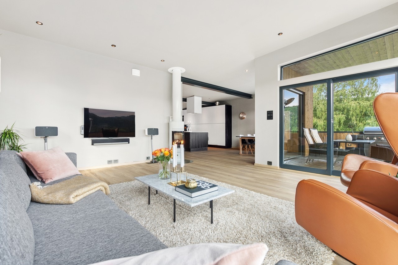 Stue og kjøkken er på totalt 63 kvm - eiendommen MÅ sees da det er vanskelig å beskrive kvalitetene denne boligen har, og du som ny eier vil få Galleribilde