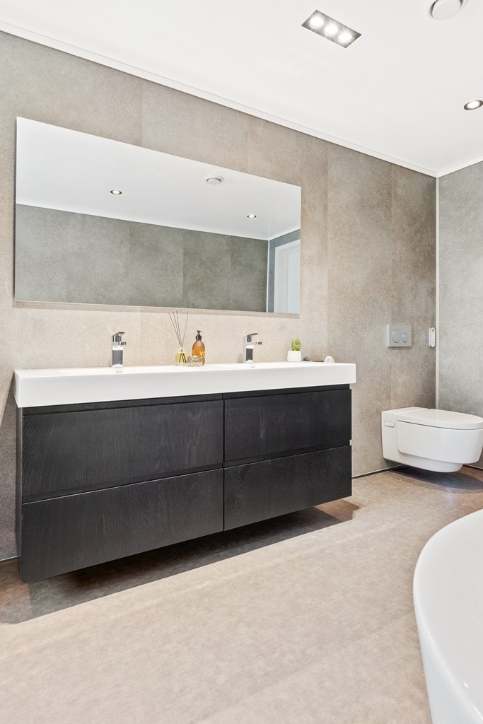 På dette badet i 2.etg er det montert aqua cleen wc. Dette har sensorstyrt lokk, spyling, tørking og avsug. Galleribilde