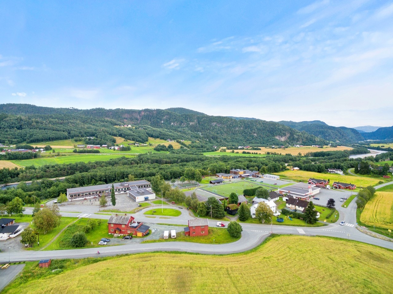 På Hovin finner du barneskole, barnehage, dagligvarebutikk, idrettsanlegg, flotte turområder m.m. Om ikke det skulle dekke dine behov, er både Melhus og Støren bare en kort biltur unna Galleribilde