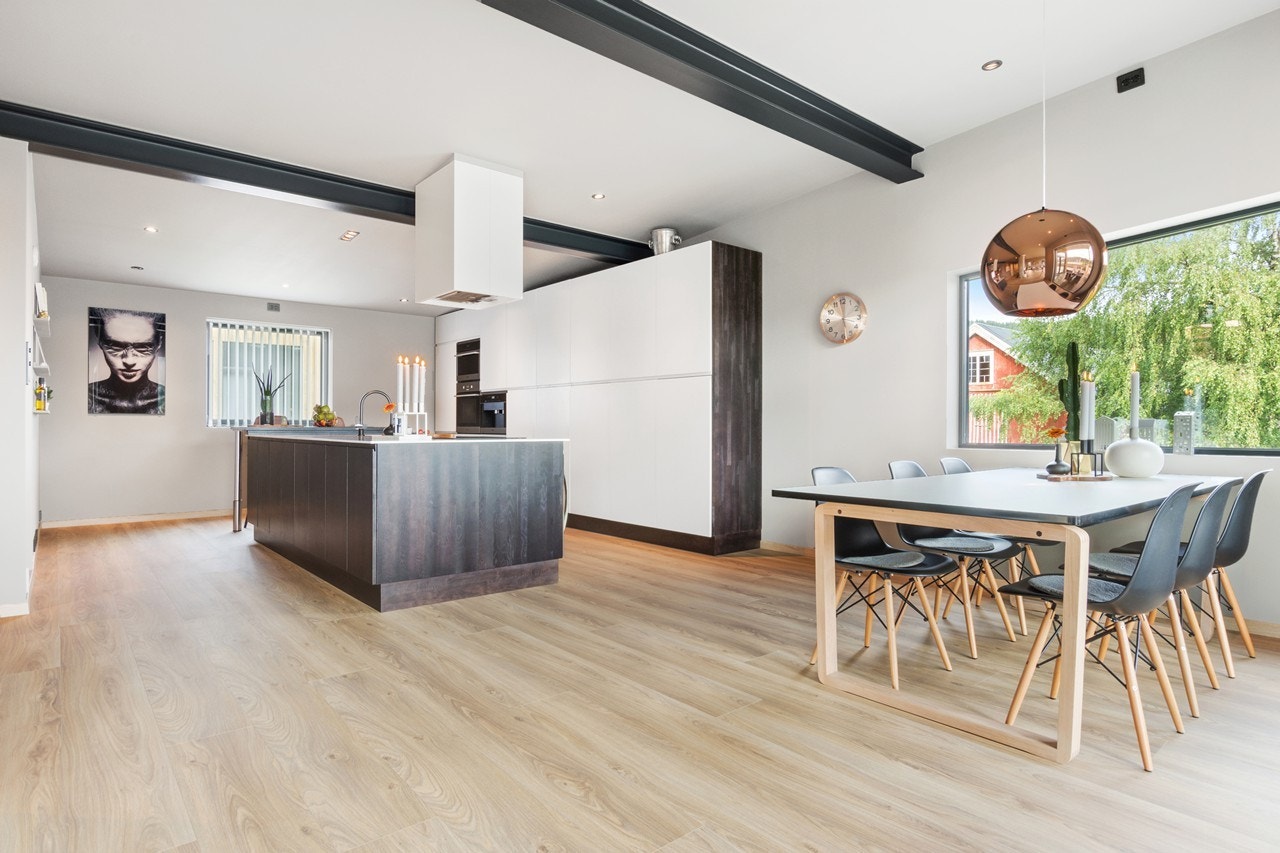 Boligen har behagelig vannbåren varme i alle rom inklusive garasjen, som blir styrt og overvåket ut i fra en app på tlf Galleribilde