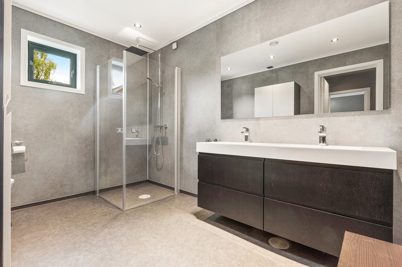 Det andre lekre badet finner du i 1.etg - Også her får du dusjhjørne med takdusj og en flott innredning med dobbeltvask Galleribilde