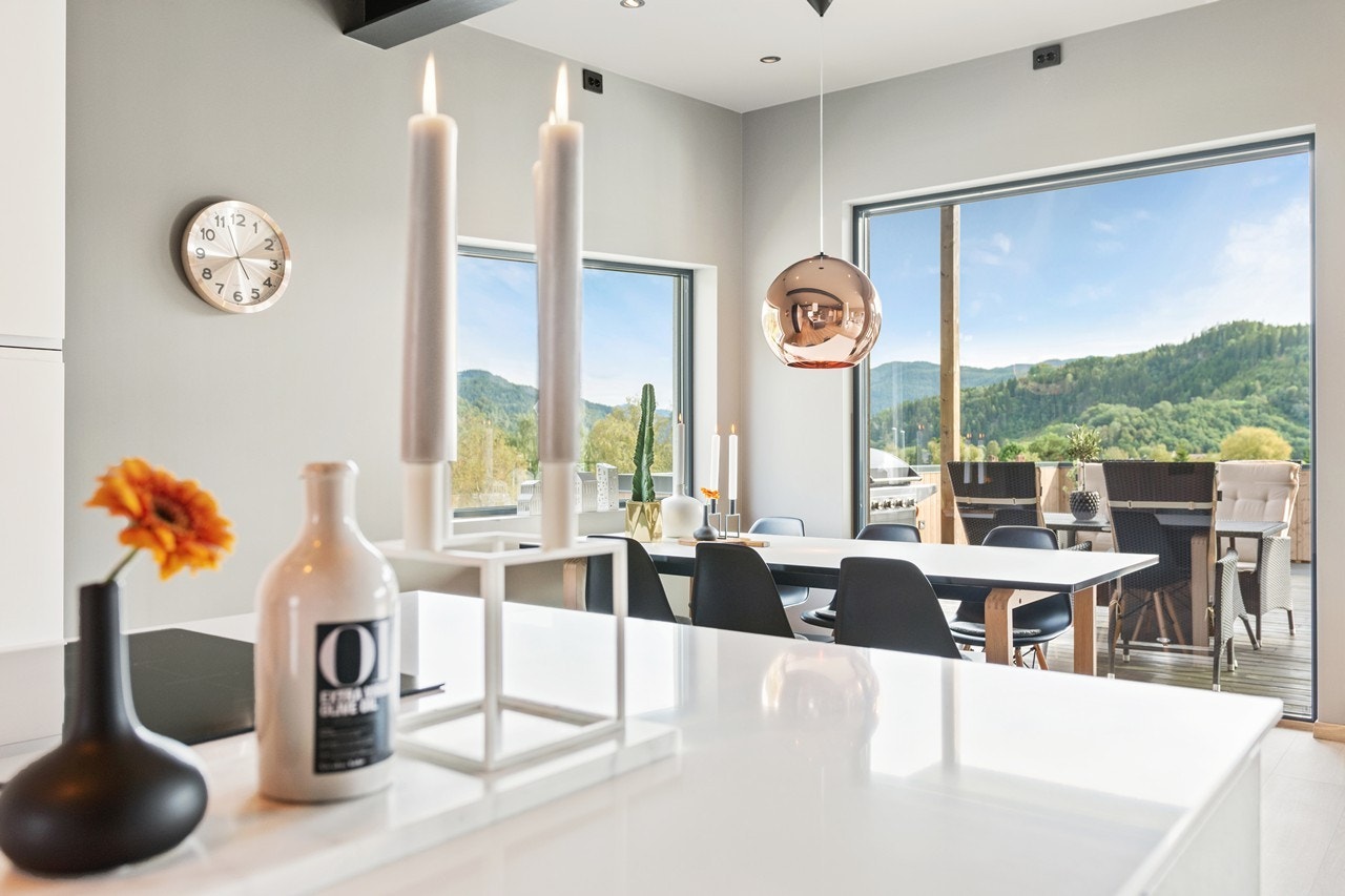 Kjøkkenet har høy standard og masse skap-plass. Benkplate på kjøkkenøya er av stein og har en str. på 1.20×3.50. Galleribilde