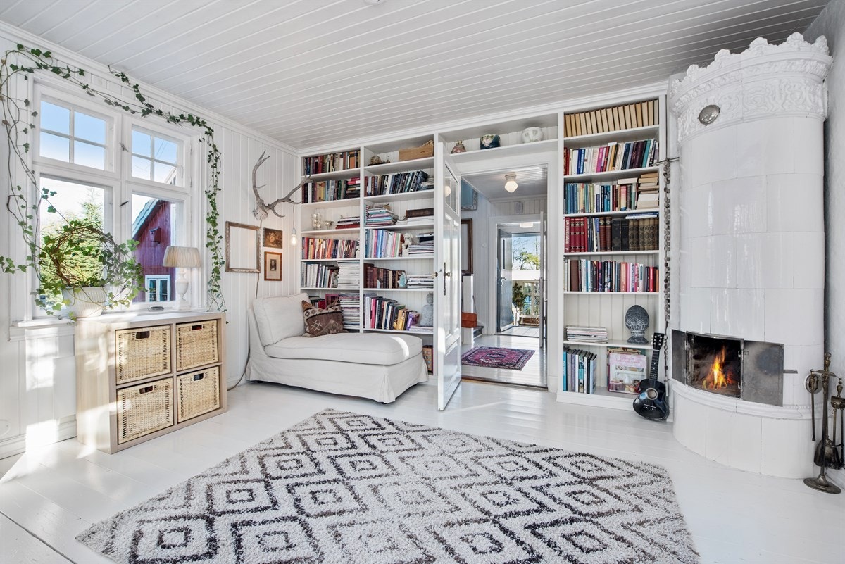 Stue. Oppført kakkelovn i 2009. "Skallet" er antikk fra 1800 tallet, innvendig er ovnen ny i 2010. Galleribilde