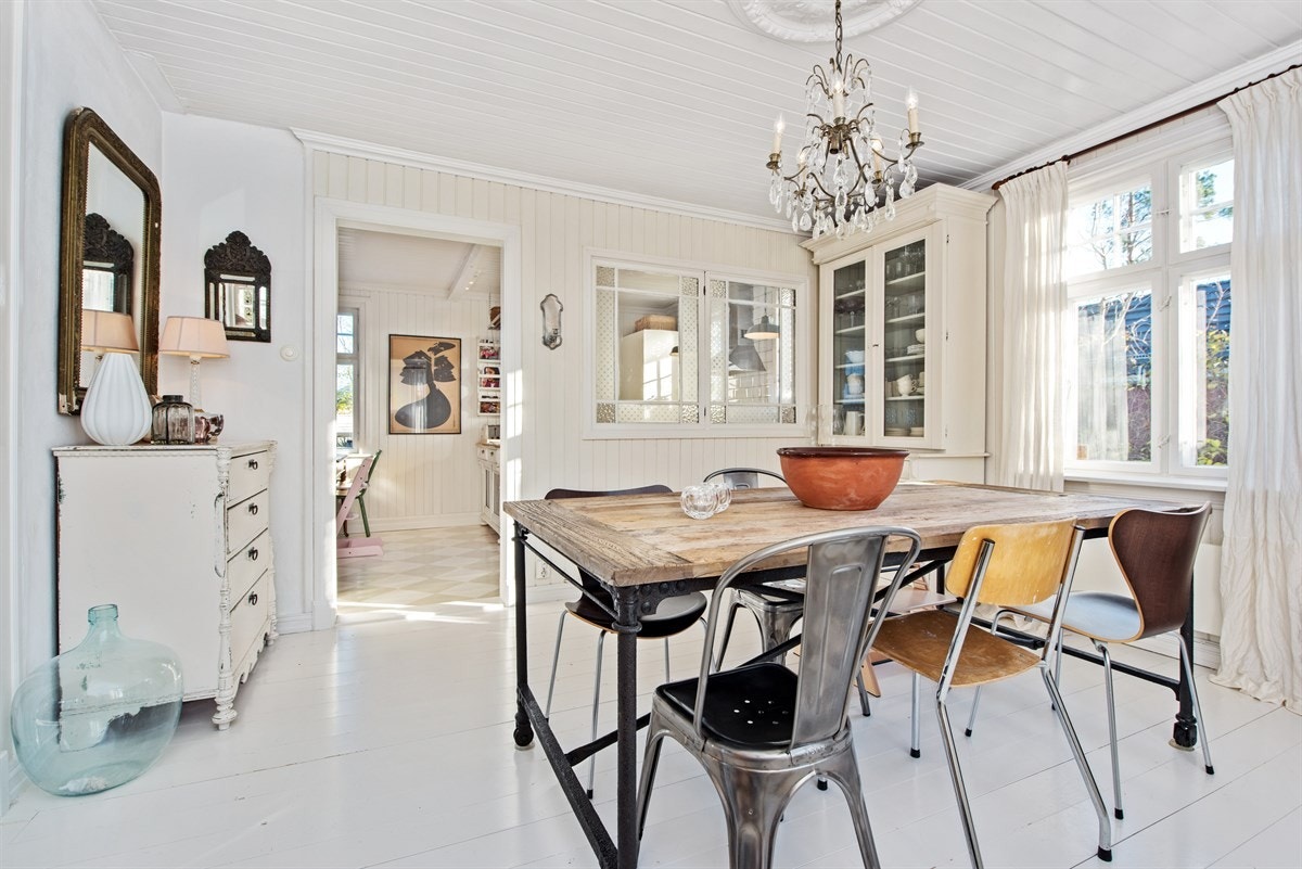 Spisestue i tilknytning til kjøkken. Galleribilde