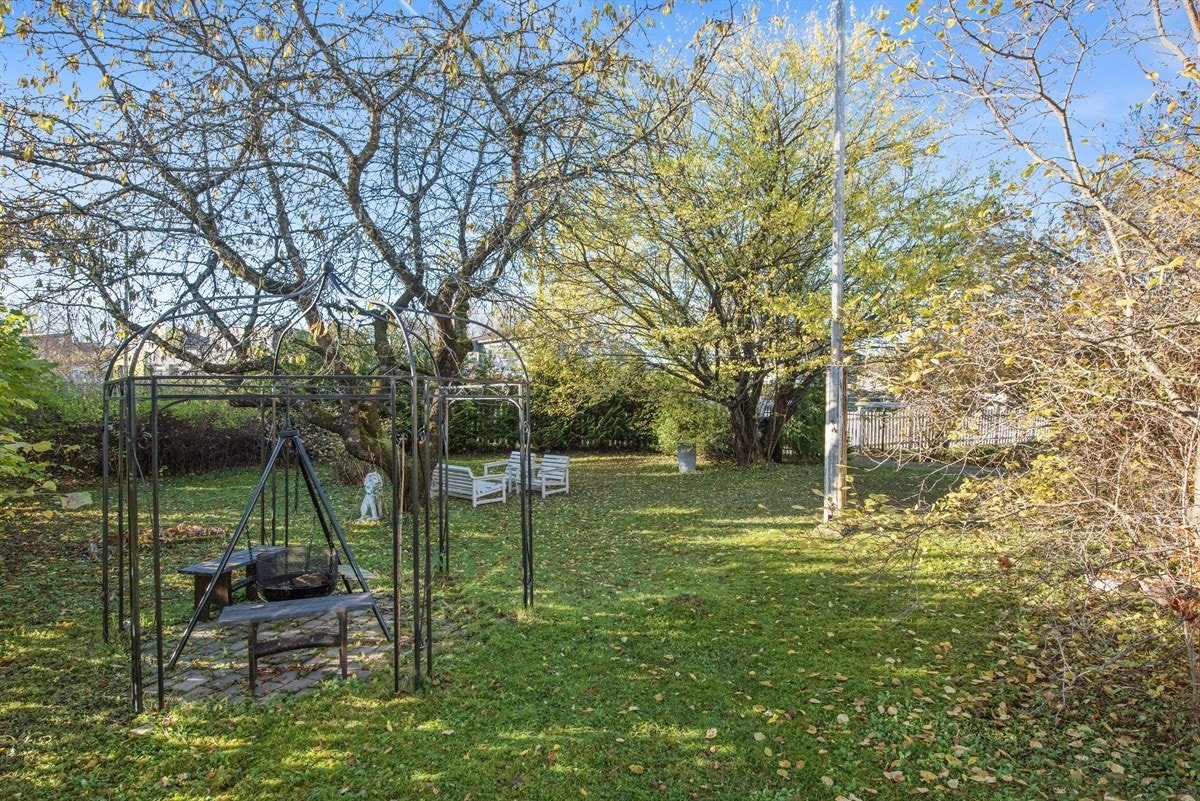 Barnevennlig med inngjerdet tomt og port. Nydelig nostalgisk hage som er pent opparbeidet med plen, bed, prydbusker, hekk og trær og frukttrær. Galleribilde