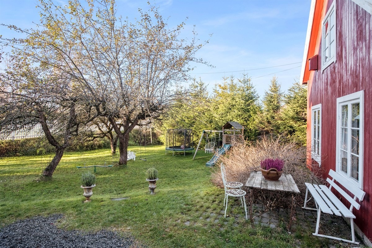 Flott, solrik, stor "gammeldags" og velstelt "eple"hage som består av flere spennende små lunger som frister barna til oppdagelsesferd i hagen. Galleribilde