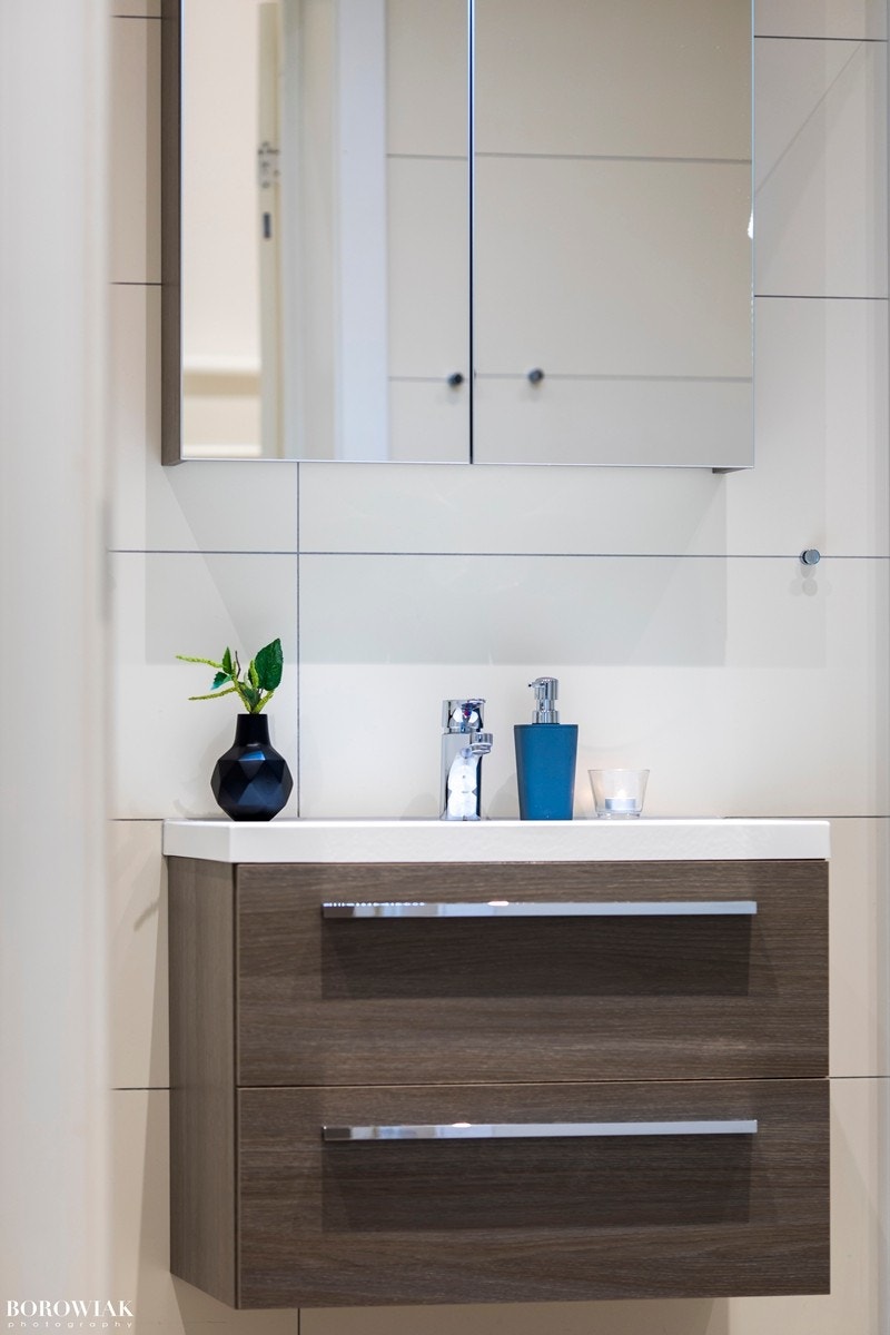 Sjeldent romslig baderom med delikate materialvalg og moderne innredning. Galleribilde