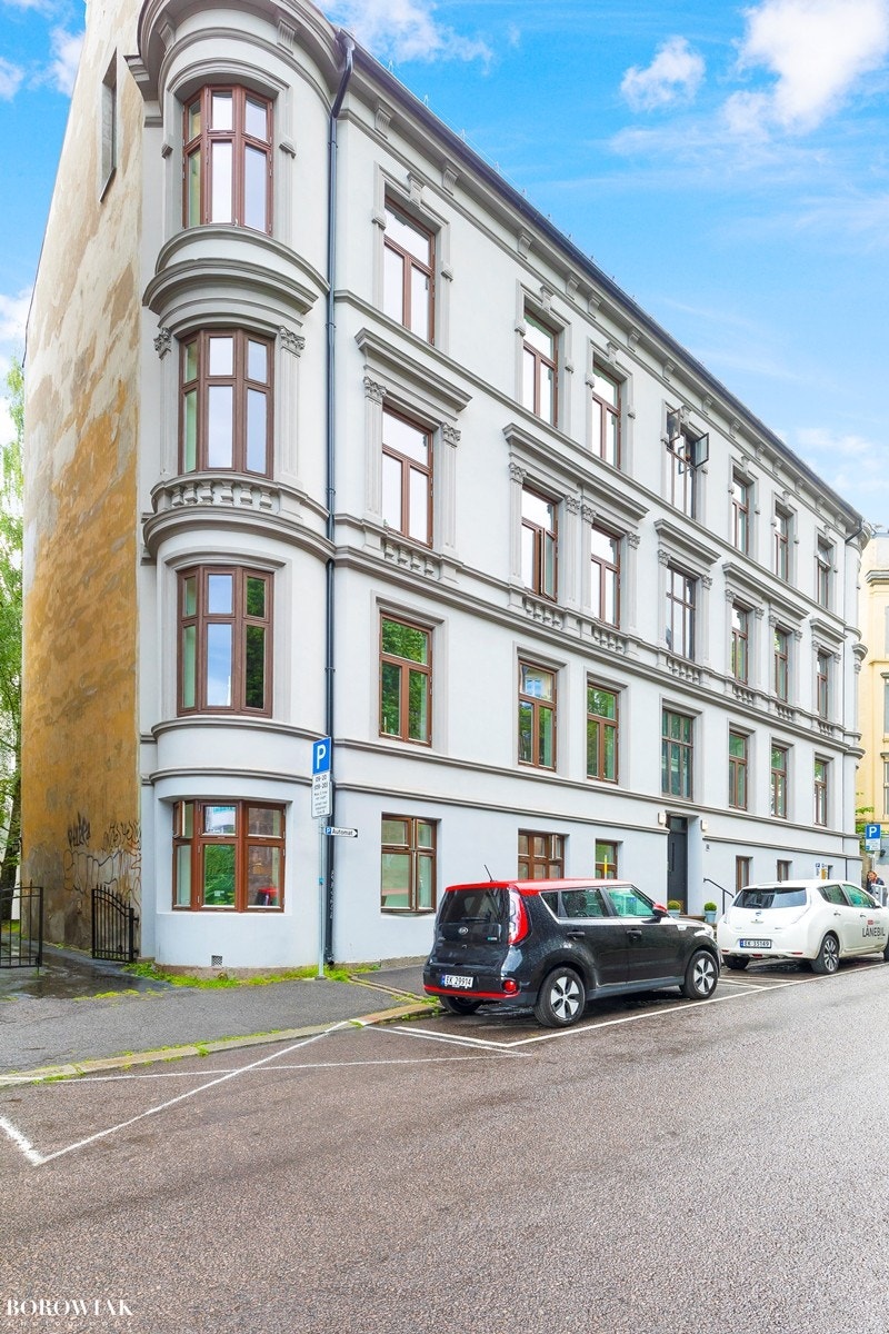 Ærverdig klassisk bygård fra slutten av 1800-tallet med ettertraktet beliggenhet på idylliske Bolteløkka. Galleribilde