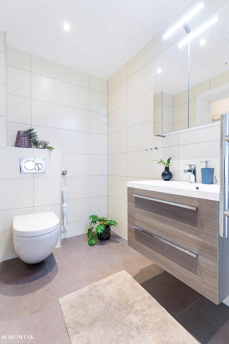 Badet har opplegg for både vaskemaskin og tørketrommel. Videre er badet utstyrt med servant med underskap som gir godt med oppbevaringsmuligheter. Galleribilde