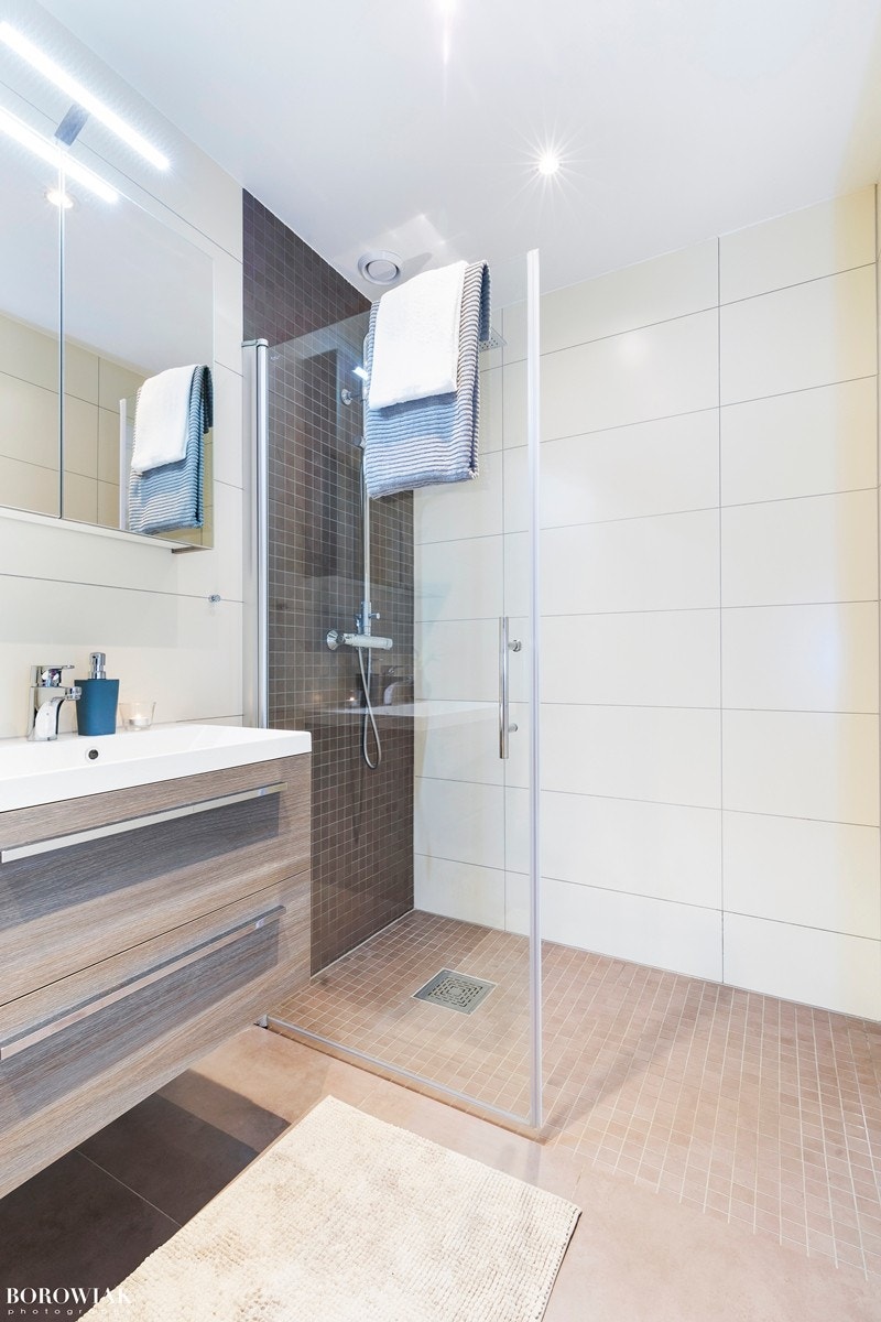 Badet ble sammen med resten av boligen pusset opp i 2014 hvor det i forbindelse med oppgraderinger i gården også ble skiftet ut vann og avløpsrør. Galleribilde