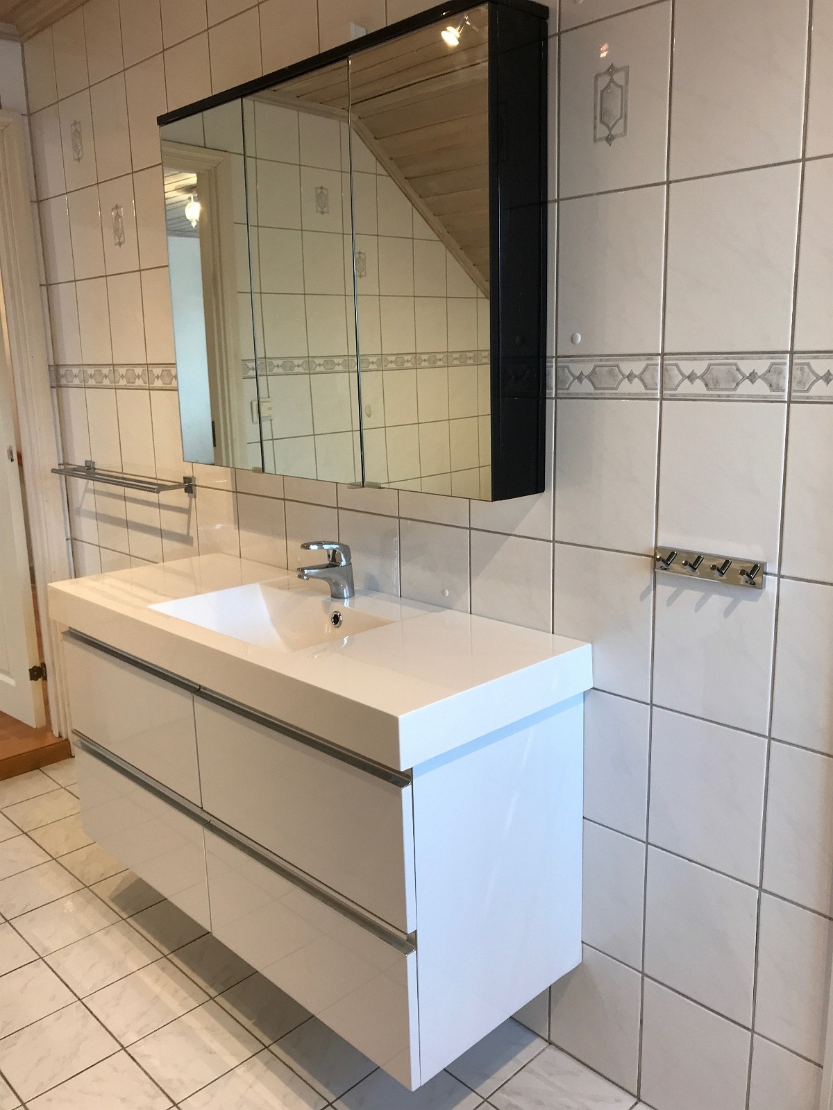 Baderom i 2. etasje med servant og speilskap Galleribilde