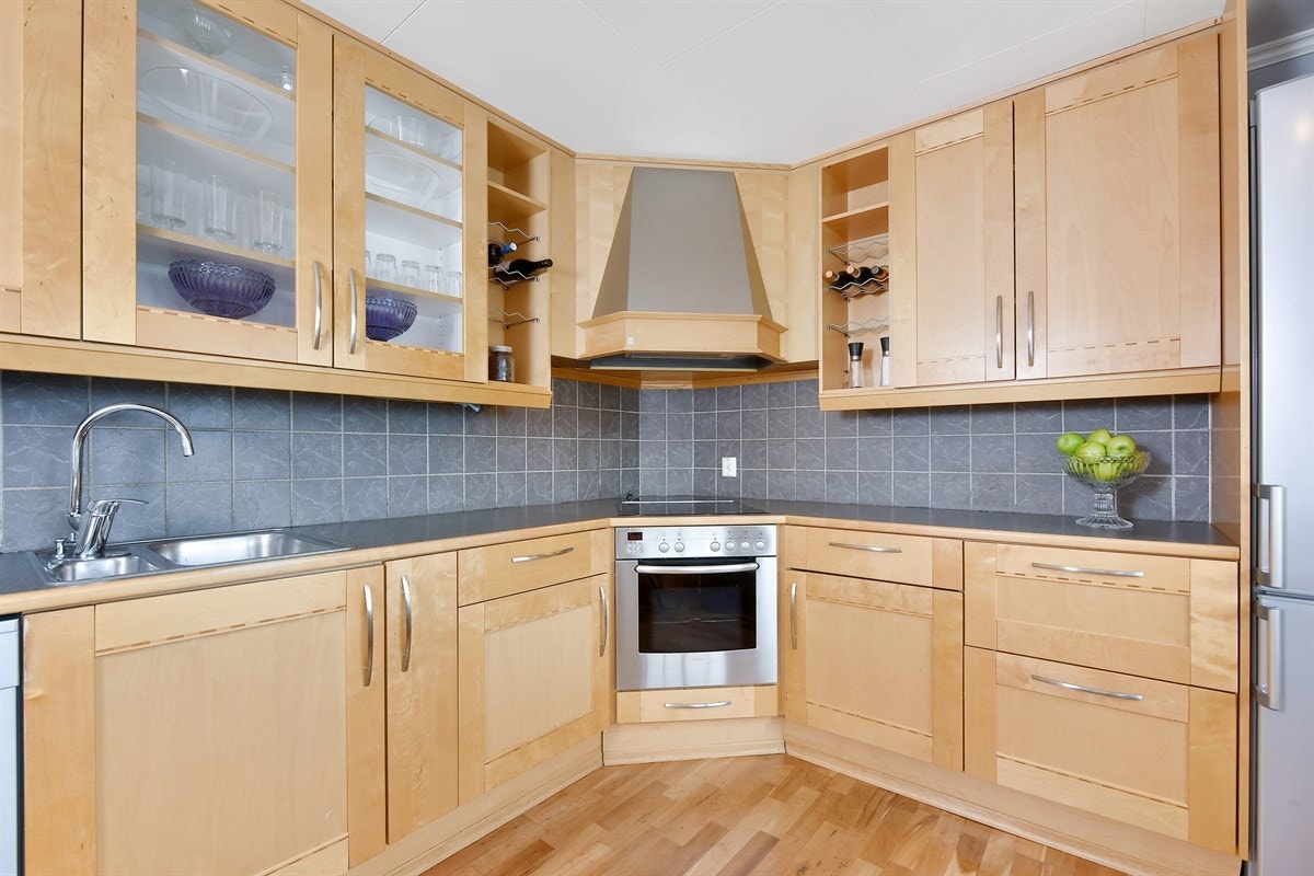 Videre er kjøkkenet utstyrt med integrert stekeovn og keramisk platetopp, elektrisk grill, kombinert kjøl/frys, oppvaskmaskin og ventilator. Galleribilde