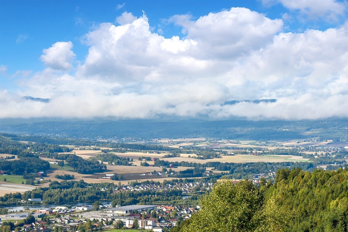 Fra boligen er det nydelige solforhold fra morgen til kveld, samt fantastisk panoramautsikt over Eikerbygdene, hele veien til Kongsberg. Galleribilde