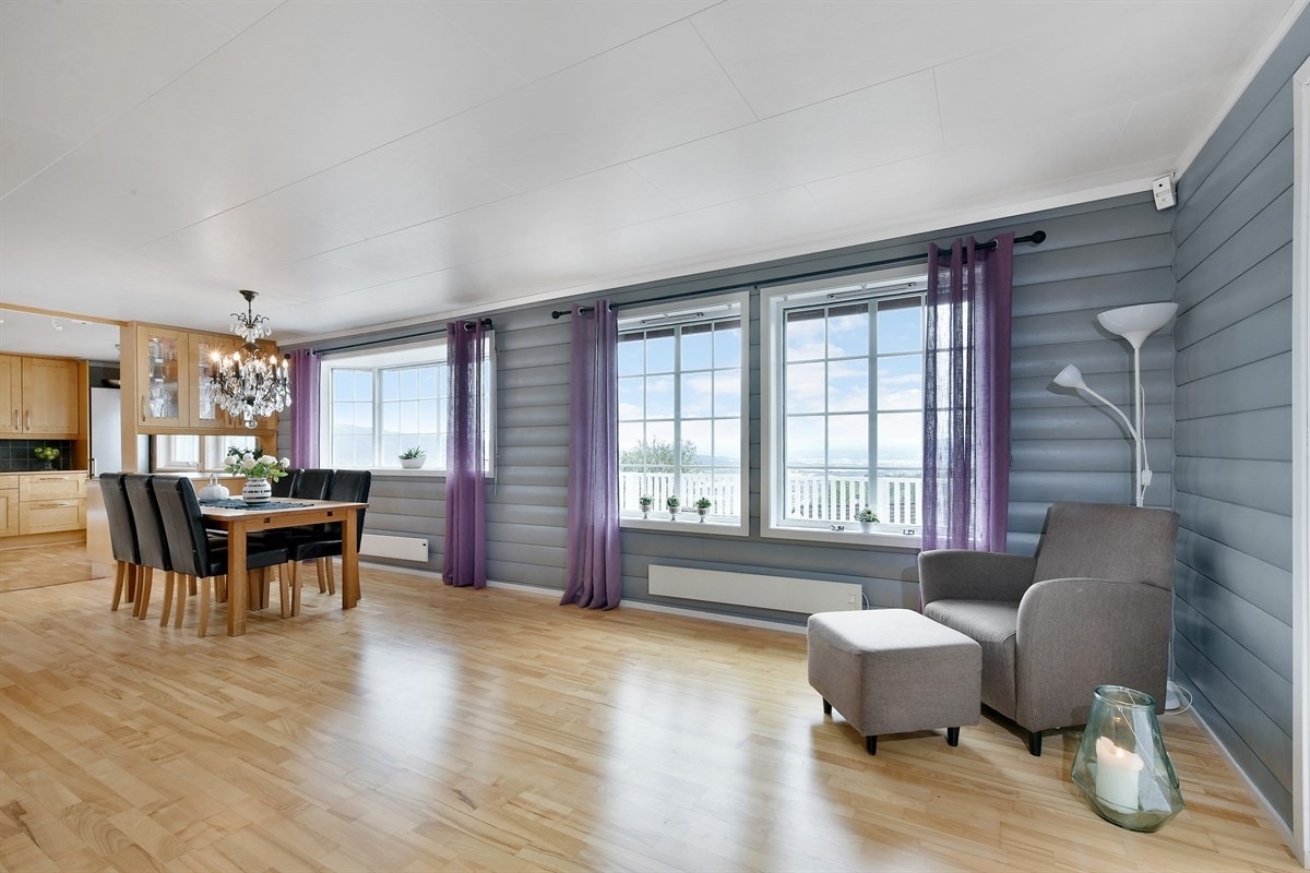 Eneboligen har en romslig og innbydende stue i andre etasje. Galleribilde