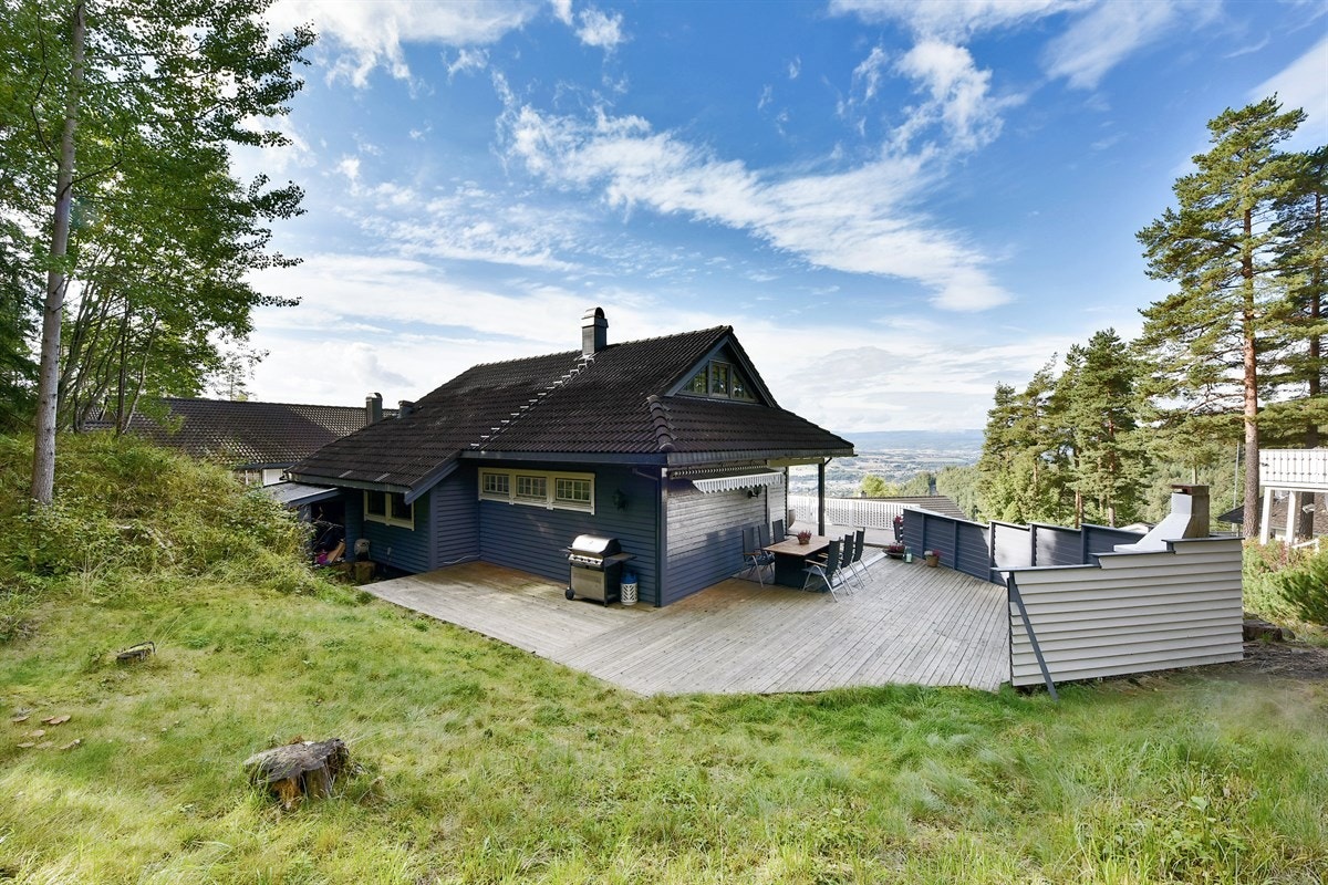 Boligen har en høytliggende plassering i terrenget, like ved grensen til marka, med nydelig vidstrakt utsikt mot Eikerbygdene og hele veien til Kongsberg. Galleribilde
